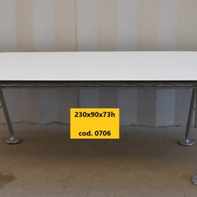 TAVOLO DESIGN CON PIANO IN LAMINATO COLORE BIANCO, STRUTTURA A TRALICCIO IN ACCIAIO