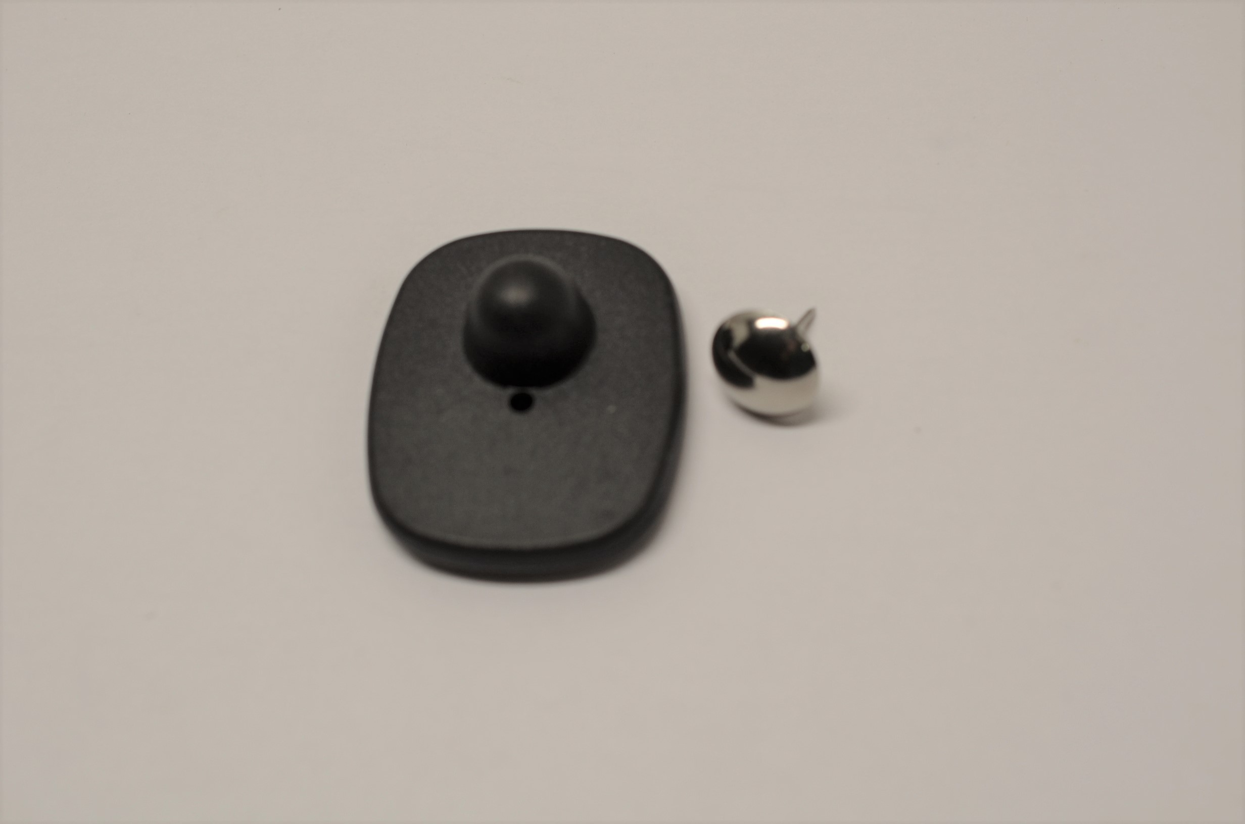 0890 -- 000 (1248) 500 PLACCHE ANTITACCHEGGIO RIGIDE COLORE NERO CON CHIODINI IN METALLO - immagine 1