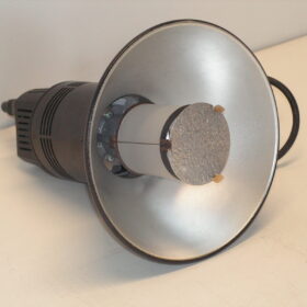 LAMPADA MEFO mod. H1200 - ILLUMINATORE
- OTTIME CONDIZIONI
Illuminatore al quarzo 1200 W ventilato, protezione in vetro, fissa con facilità di rimozione della lampada e dei riflettori.