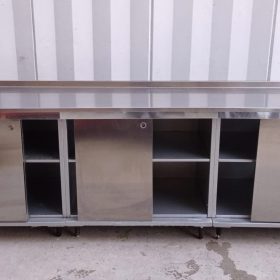 RETROBANCO IN ACCIAIO INOX CON 6 ANTE SCORREVOLI E RIPIANO INTERNO