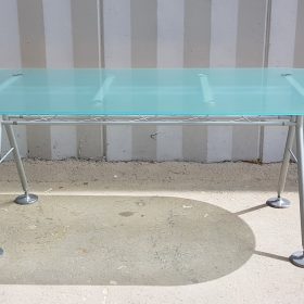 TAVOLO DESIGN CON PIANO IN CRISTALLO TRASPARENTE SFONDO SATINATO