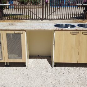 RETROBANCO CON TOP IN MARMO CON LAVELLO A DOPPIA VASCA, POSTAZIONE PER MACCHINA CAFFE' E VANO PER LAVABICCHIERI