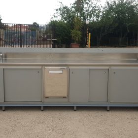 RETROBANCO FRIGOMECCANICA CON LAVELLO, SPORTELLO INOX PER PATTUMIERA E 6 ANTE SCORREVOLI