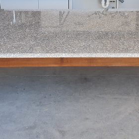 TAVOLO CON PIANO IN GRANITO ROSA SARDO E BASE IN LEGNO