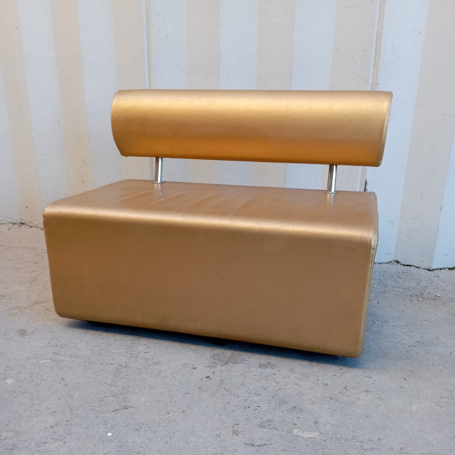 2503 -- 000 (3064) DIVANETTO COLOR ORO CON STRUTTURA CROMATA - immagine 1
