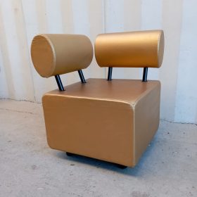 DIVANETTO ANGOLARE COLOR ORO CON STRUTTURA NERA