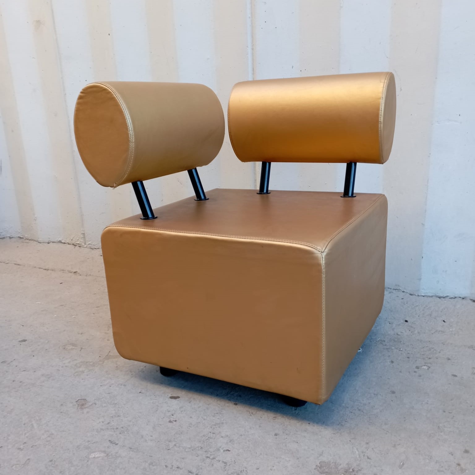 2506 -- 000 (3067) DIVANETTO ANGOLARE COLOR ORO CON STRUTTURA NERA - immagine 1