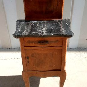 COMODINI INIZIO 900 IN LEGNO CON IMPIALLACCIATURA NOCE CON INTARSI - PIANO IN MARMO NERO MARQUINA