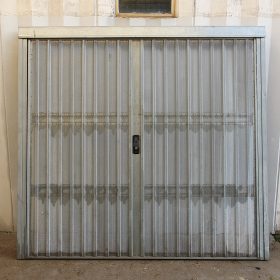 PORTA BASCULANTE IN LAMIERA TRAFORATA COMPLETA DI CONTRAPPESI