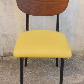 SEDIA CON SEDUTA IMBOTTITA GIALLA E SCHIENALE IN LEGNO