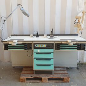 BANCO DA LAVORO CON DUE POSTAZIONI SALDATURA, UNA LAMPADA LUCE E UNA CON PREDISPOSIZIONE ASPIRAZIONE FUMI, DUE SALDATORI ETNEO SX 50W - 420°, IMPIANTO ARIA COMPRESSA CON DUE PISTOLE