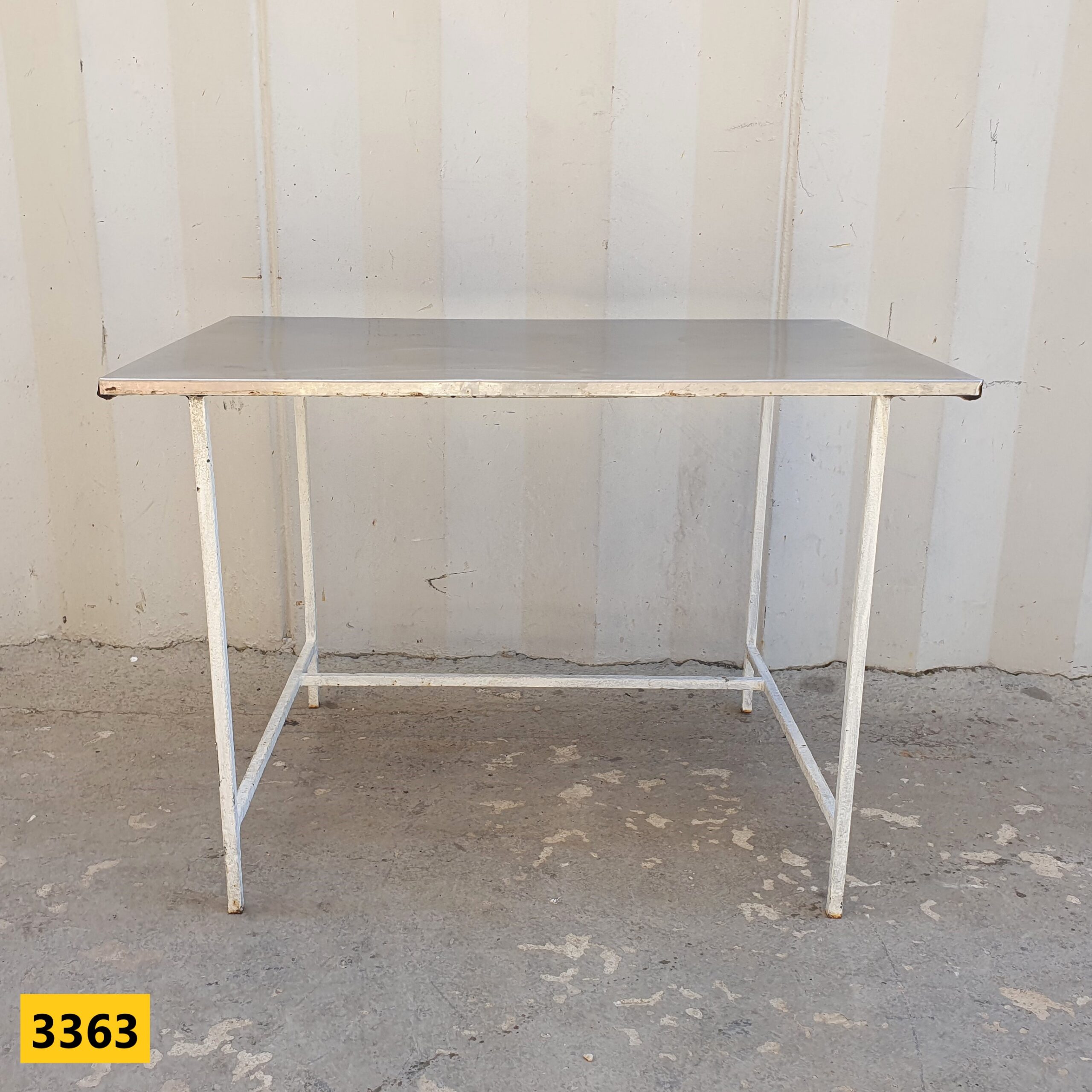 3363 -- 000 (3952) TAVOLO DA LAVORO CON PIANO IN ACCIAIO INOX E BASE IN FERRO - immagine 1